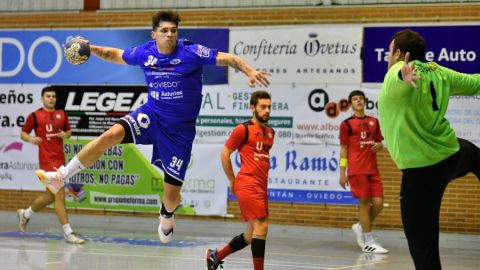Una jugada de ataque del Uni&oacute;n Financiera Base Oviedo frente a Universidad de Valladolid.