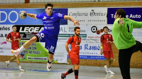 Una jugada de ataque del Unión Financiera Base Oviedo frente a Universidad de Valladolid. Una jugada de ataque del Unión Financiera Base Oviedo frente a Universidad de Valladolid.