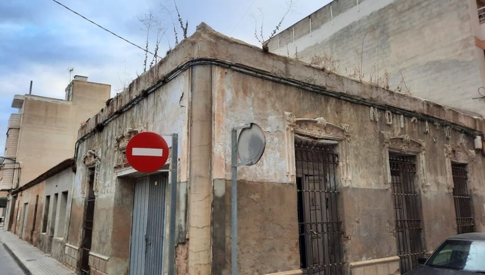El Ayuntamiento realizará trabajos de limpieza del solar y retirada de escombros y valorará la conservación de la fachada y elementos singulares El Ayuntamiento realizará trabajos de limpieza del solar y retirada de escombros y valorará la conservación de la fachada y elementos singulares