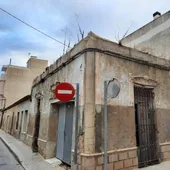 El Ayuntamiento realizará trabajos de limpieza del solar y retirada de escombros y valorará la conservación de la fachada y elementos singulares El Ayuntamiento realizará trabajos de limpieza del solar y retirada de escombros y valorará la conservación de la fachada y elementos singulares