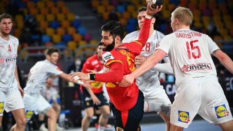 Rubén Marchán lanza a portería en un partido del Mundial de Egipto Rubén Marchán lanza a portería en un partido del Mundial de Egipto