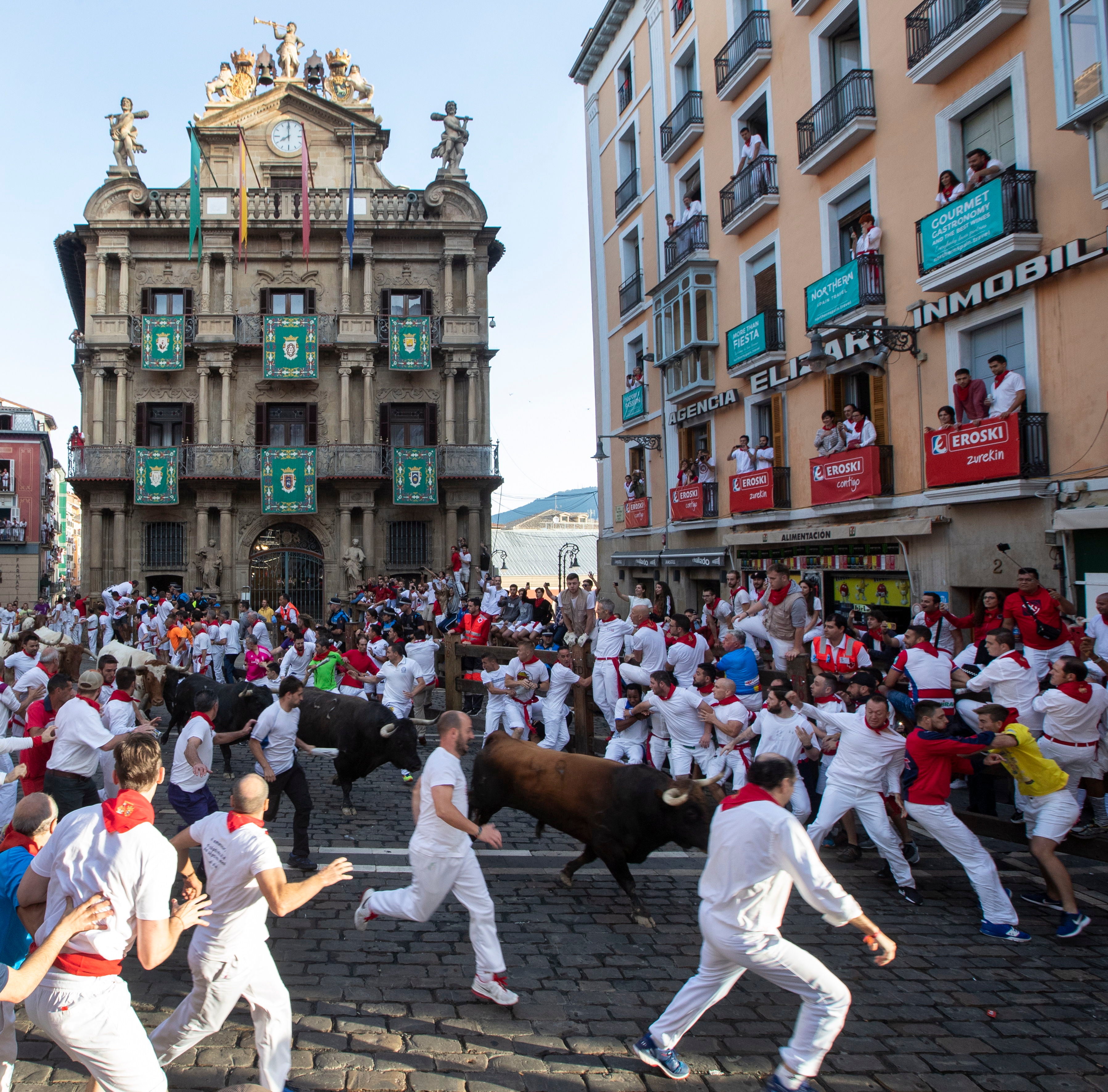 Rubén Amón indulta a los Sanfermines: "Sin Sanfermines el 'Pobre de mí' no es el cántico que clausura las fiestas, sino la letanía que las inicia" Rubén Amón indulta a los Sanfermines: "Sin Sanfermines el 'Pobre de mí' no es el cántico que clausura las fiestas, sino la letanía que las inicia"