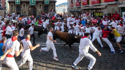 Imagen de archivo de un encierro de los Sanfermines en Pamplona Imagen de archivo de un encierro de los Sanfermines en Pamplona
