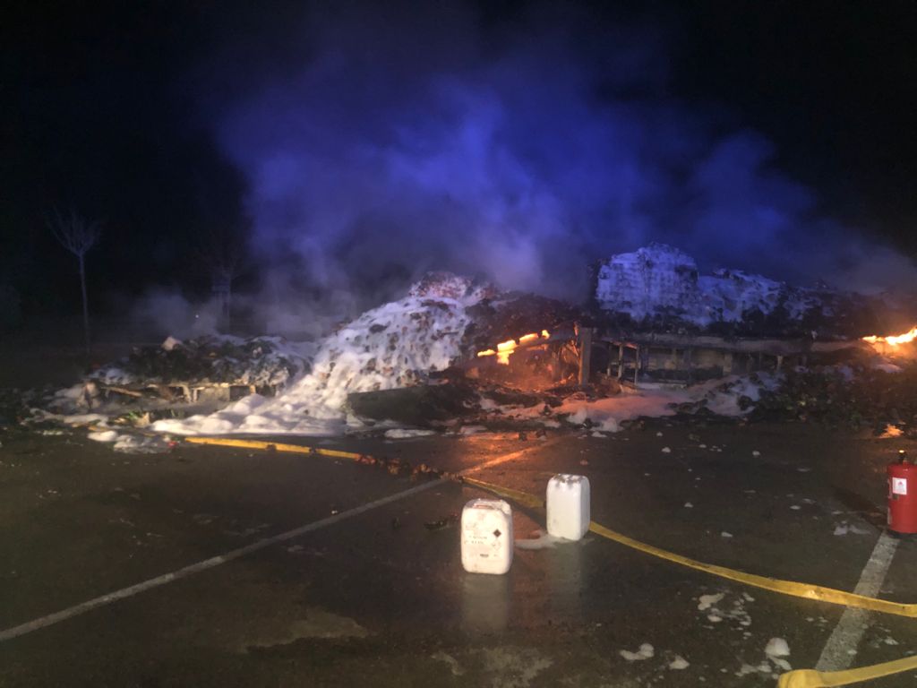 Arde de madrugada un tráiler cargado de fruta en Villarta de San Juan Arde de madrugada un tráiler cargado de fruta en Villarta de San Juan