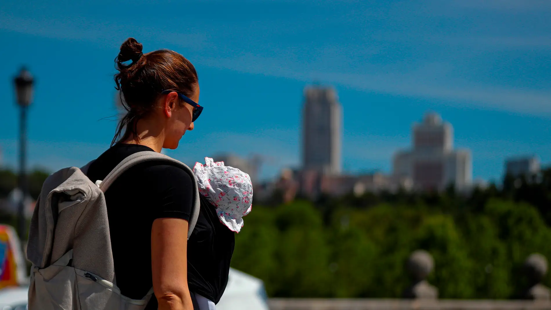 Una madre pasea con su bebé en Madrid.