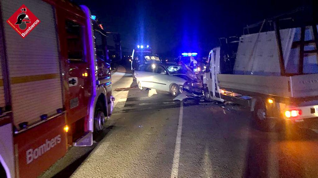 La colisión entre un coche y un camión en la A-31 en Monforte del Cid deja una mujer herida La colisión entre un coche y un camión en la A-31 en Monforte del Cid deja una mujer herida