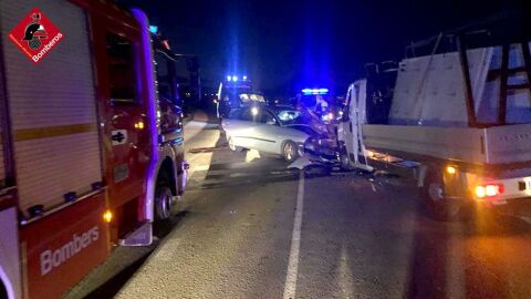 Colisi&oacute;n entre un coche y un cami&oacute;n en la A-31 en Monforte del Cid.