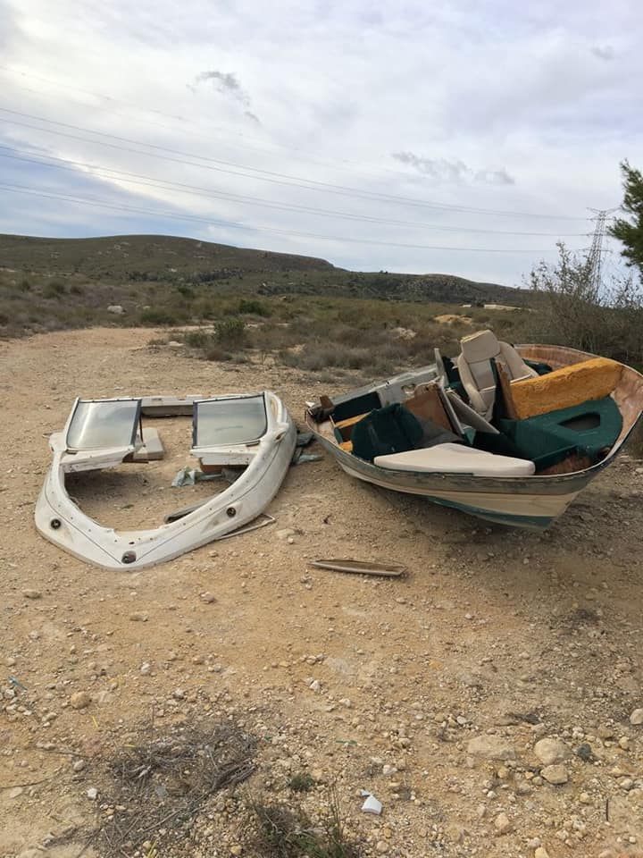 Vecinos de Alicante exigen que se limpie el extrarradio de la ciudad cuyos parajes naturales están llenos de basura y escombros Vecinos de Alicante exigen que se limpie el extrarradio de la ciudad cuyos parajes naturales están llenos de basura y escombros