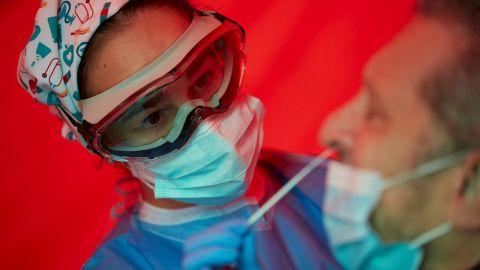 Una sanitaria realiza un test de ant&iacute;genos