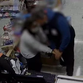 La dependienta de un comercio de Torrevieja evita un robo tras forcejear con el ladrón La dependienta de un comercio de Torrevieja evita un robo tras forcejear con el ladrón