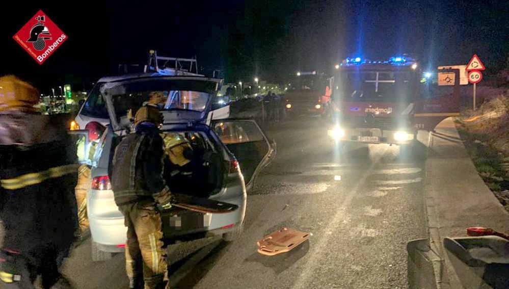 Efectivos de bomberos en el accidente en la A-31 en Monforte del Cid.