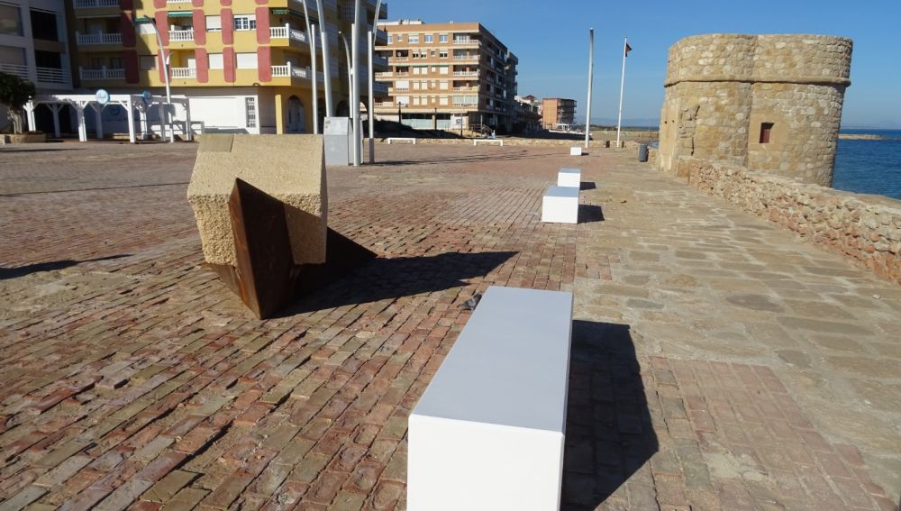 También se ha eliminado la última barandilla que quedaba en pie de la senda peatonal, junto a esta emblemática plaza También se ha eliminado la última barandilla que quedaba en pie de la senda peatonal, junto a esta emblemática plaza