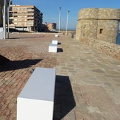 También se ha eliminado la última barandilla que quedaba en pie de la senda peatonal, junto a esta emblemática plaza También se ha eliminado la última barandilla que quedaba en pie de la senda peatonal, junto a esta emblemática plaza