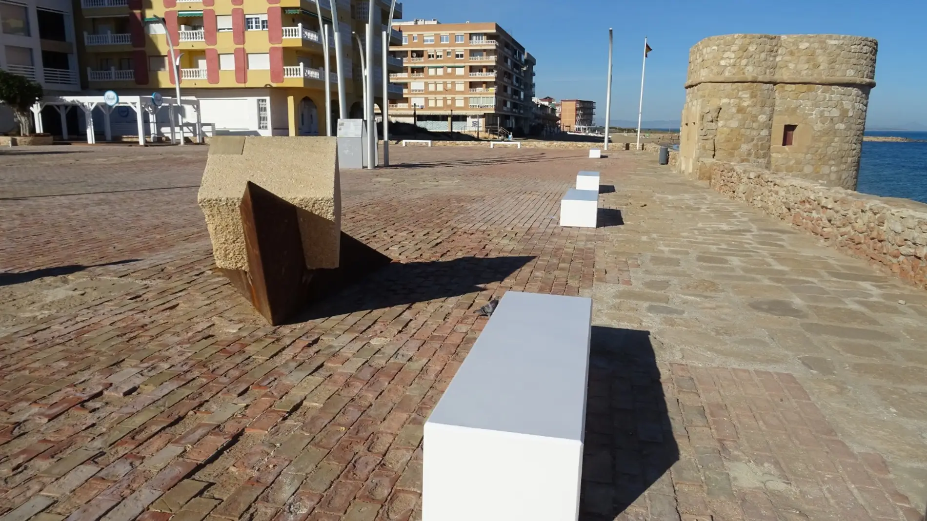 También se ha eliminado la última barandilla que quedaba en pie de la senda peatonal, junto a esta emblemática plaza También se ha eliminado la última barandilla que quedaba en pie de la senda peatonal, junto a esta emblemática plaza