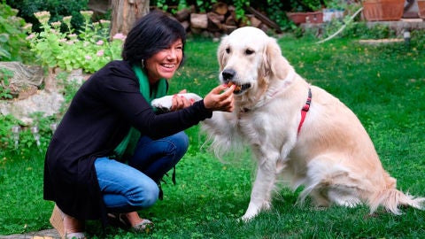 Carmen, oyente de M&aacute;s de uno, con su perro