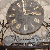 Daniel Sanz con el reloj de Peñafiel Restaurado