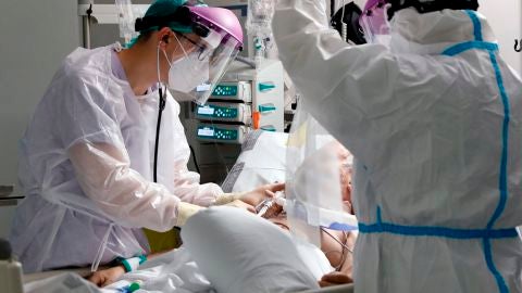 M&eacute;dicos de UCI atienden a un paciente de Coronavirus. 