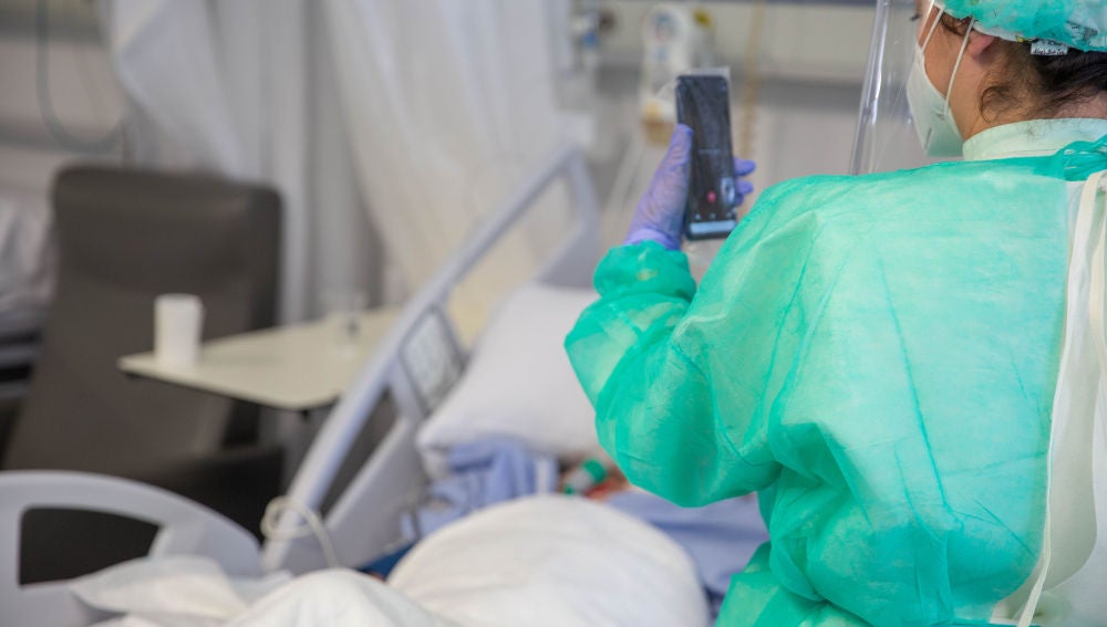 Además, habilita el número de WhatsApp 628 998 586 para enviar mensajes de ánimo a pacientes ingresados y a los profesionales sanitarios que les atienden Además, habilita el número de WhatsApp 628 998 586 para enviar mensajes de ánimo a pacientes ingresados y a los profesionales sanitarios que les atienden