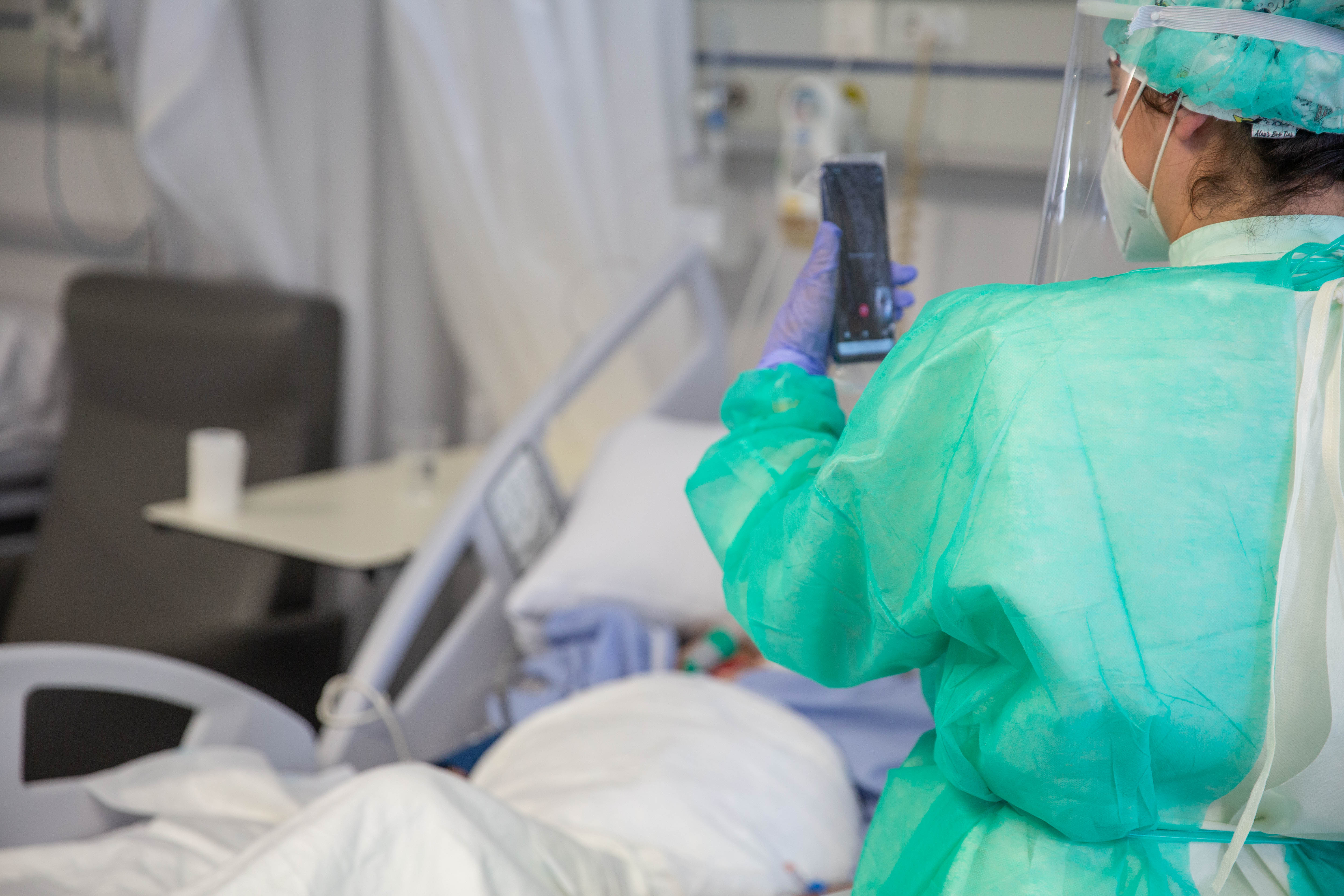 Además, habilita el número de WhatsApp 628 998 586 para enviar mensajes de ánimo a pacientes ingresados y a los profesionales sanitarios que les atienden Además, habilita el número de WhatsApp 628 998 586 para enviar mensajes de ánimo a pacientes ingresados y a los profesionales sanitarios que les atienden