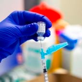 Personal sanitario prepara la segunda dosis de la vacuna contra el COVID-19.