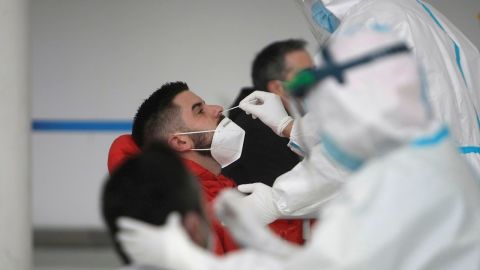 Sanitarios realizando test de covid