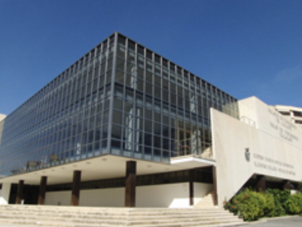 El Colegio de Médicos de Alicante critica que después de un mes, sigan esperando las vacunas para los sanitarios de la privada El Colegio de Médicos de Alicante critica que después de un mes, sigan esperando las vacunas para los sanitarios de la privada