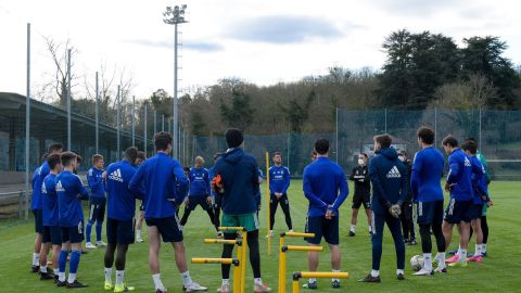 Los jugadores del Real Oviedo, antes de iniciar un entrenamiento.