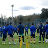 Los jugadores del Real Oviedo, antes de iniciar un entrenamiento.