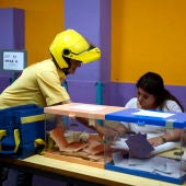 Elecciones Cataluña 2021: Un cartero entrega el voto por correo en una mesas electoral del Colegio Santa Marta de l'Hospitalet de Llobregat