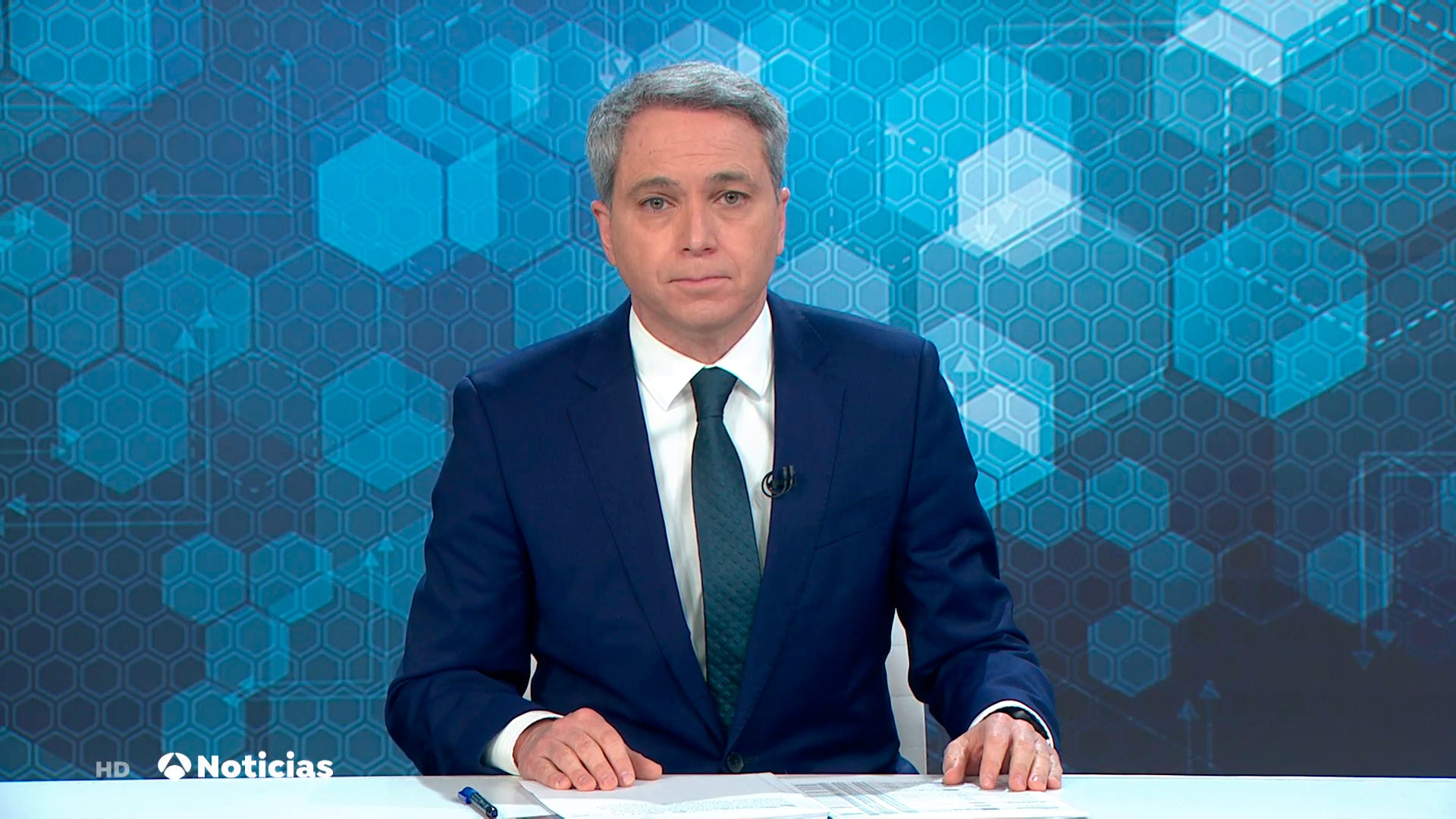 La respuesta de Vicente Vallés al spot electoral de Podemos: "Coloca en una diana a periodistas y medios a los que no controla y pretende atemorizar" La respuesta de Vicente Vallés al spot electoral de Podemos: "Coloca en una diana a periodistas y medios a los que no controla y pretende atemorizar"