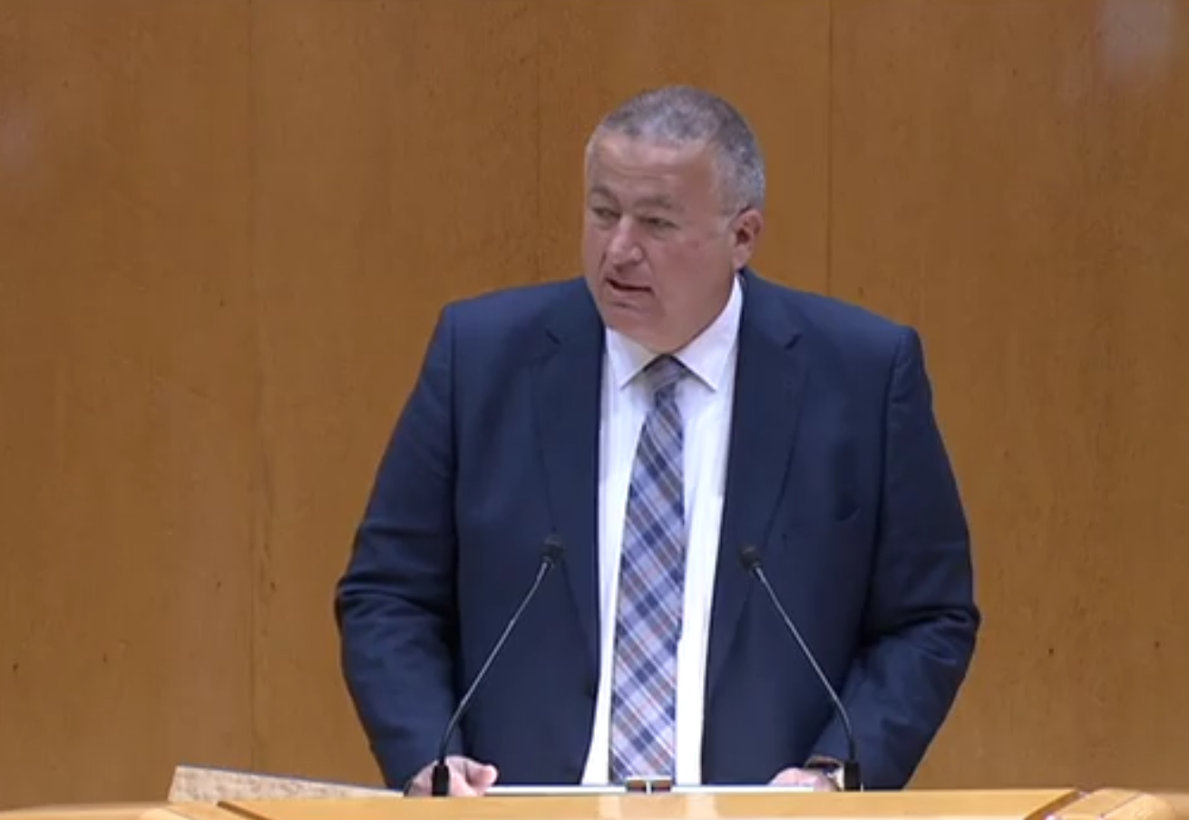 El senador del PP, Francisco Bernabé, dice que la supresión de la inmunidad parlamentaria es propia de una "república populista bananera" El senador del PP, Francisco Bernabé, dice que la supresión de la inmunidad parlamentaria es propia de una "república populista bananera"