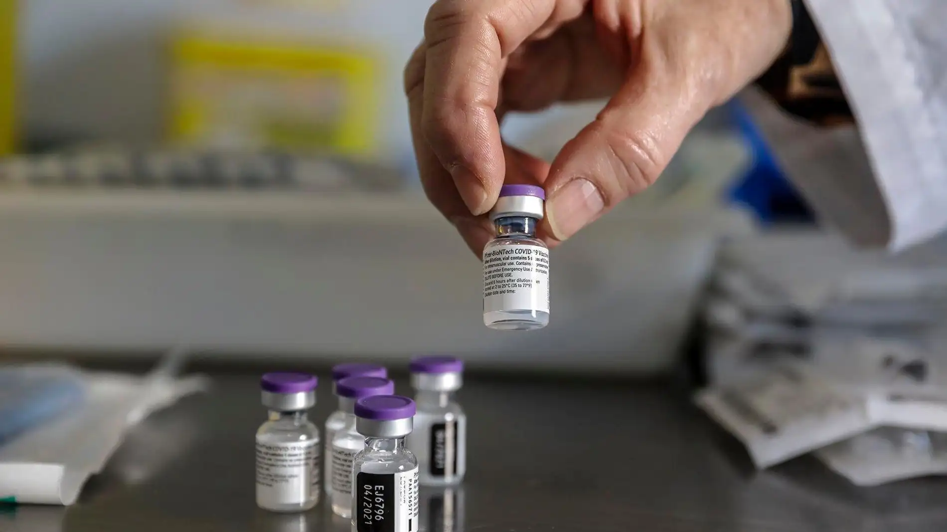 La investigación trata de depurar porqué fueron vacunados los cargos públicos 