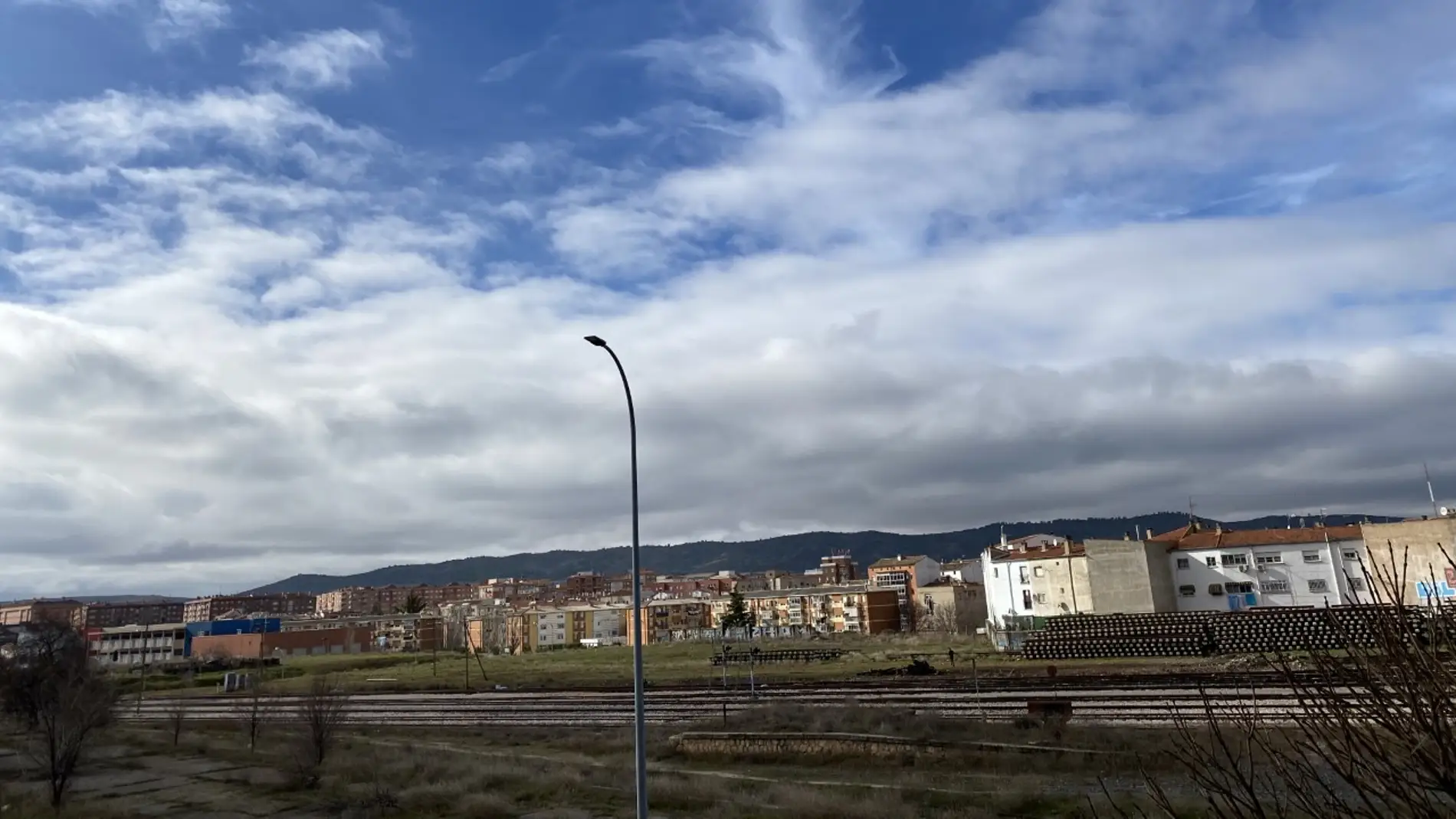 La línea del tren convencional a su paso por la ciudad de Cuenca