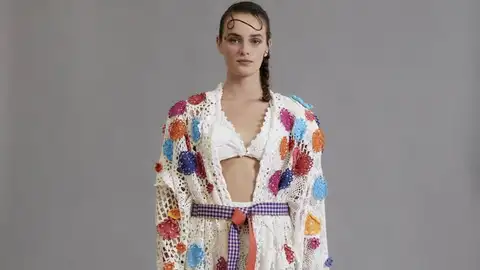 África Hernández La modelo viste un diseño de África Hernández