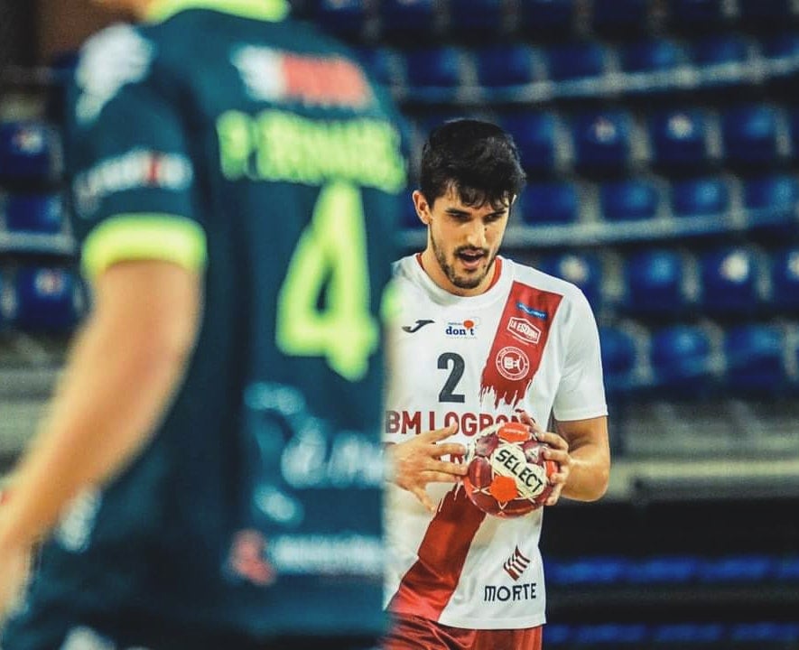 Dos meses después el BM Logroño vuelve a jugar esta tarde en el Palacio ante Cantabria Sinfín Dos meses después el BM Logroño vuelve a jugar esta tarde en el Palacio ante Cantabria Sinfín