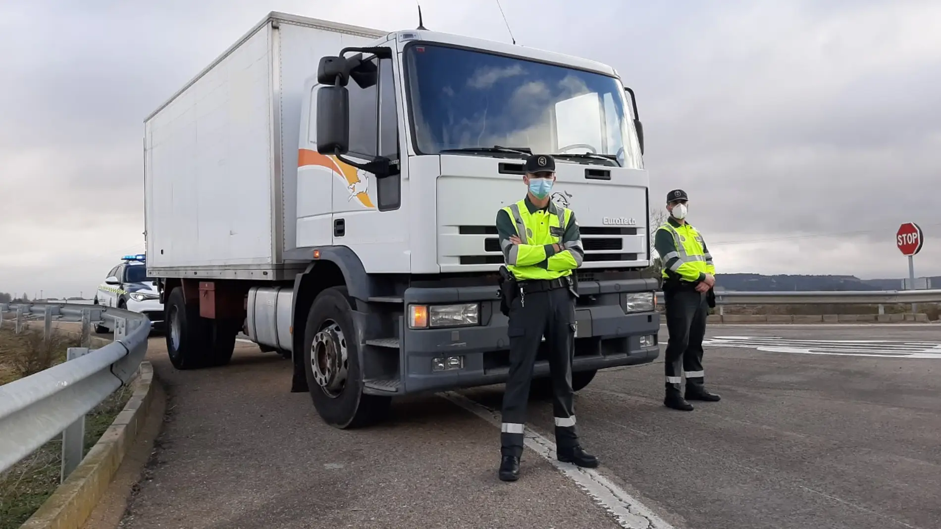 La Guardia Civil de Tráfico de Palencia prueba un camión para vigilar las distracciones al volante