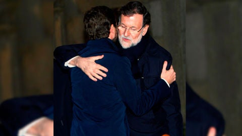 Abrazo entre Mariano Rajoy y Pablo Casado