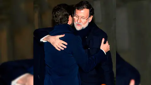 Abrazo entre Mariano Rajoy y Pablo Casado Abrazo entre Mariano Rajoy y Pablo Casado