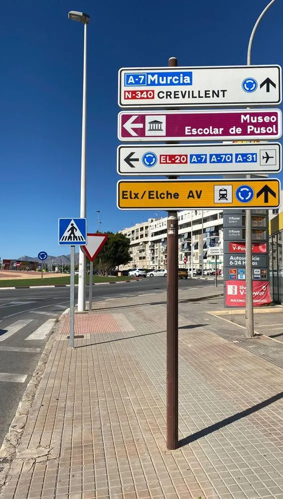 Señalización de la ubicación de la estación del AVE de Elche.