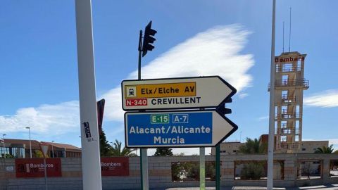 Se&ntilde;alizaci&oacute;n de la ubicaci&oacute;n de la estaci&oacute;n del AVE de Elche en la salida a la Nacional 340.