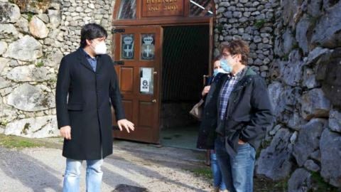 Consejero y alcalde junto al funicular de Bulnes