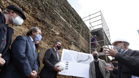 El alcalde de Sevilla, Juan Espadas, durante una visita a las obras que se están desarrollando en la muralla