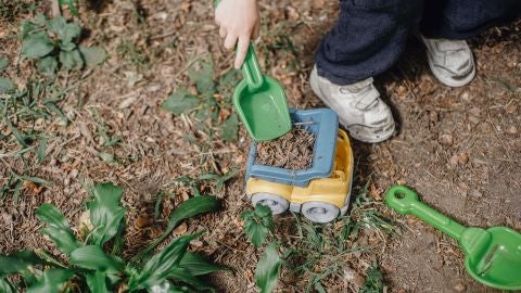 Un ni&ntilde;o jugando en el parque