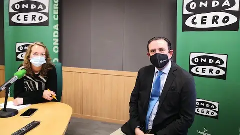 La periodista de Onda Cero Illes Balears Elka Dimitrova acompaña al director general de la Asociación de Industriales de Mallorca (Asima), Alejandro Sáenz de San Pedro. La periodista de Onda Cero Illes Balears Elka Dimitrova acompaña al director general de la Asociación de Industriales de Mallorca (Asima), Alejandro Sáenz de San Pedro.