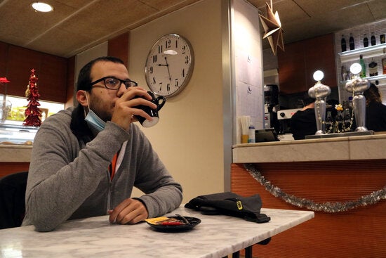 El govern relaxa les mesures: bars i restaurants poden obrir una hora més per franja i el confinament passa a ser comarcal El govern relaxa les mesures: bars i restaurants poden obrir una hora més per franja i el confinament passa a ser comarcal