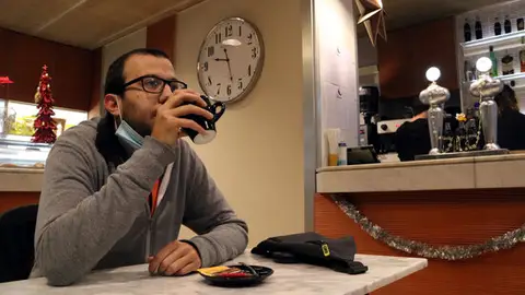 El govern relaxa les mesures: bars i restaurants poden obrir una hora més per franja i el confinament passa a ser comarcal El govern relaxa les mesures: bars i restaurants poden obrir una hora més per franja i el confinament passa a ser comarcal