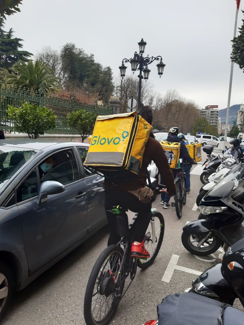 Los repartidores de comida rápida de Albacete muestran su descontento por la 'Ley Riders' que acaba de entrar en vigor Los repartidores de comida rápida de Albacete muestran su descontento por la 'Ley Riders' que acaba de entrar en vigor