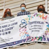 En la mañana de hoy el alcalde, Eduardo Dolón, la concejal de Ong´s y Voluntariado, Concha Sala, y la presidenta de la asamblea local de la Asociación Alicante para la lucha contra el cáncer 