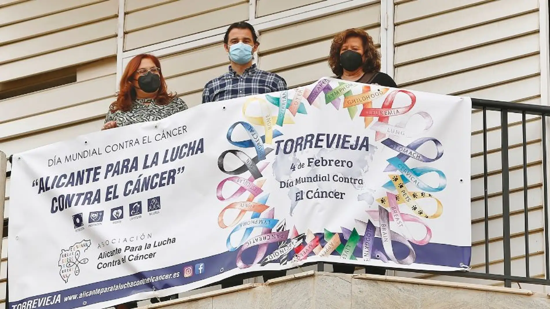 En la mañana de hoy el alcalde, Eduardo Dolón, la concejal de Ong´s y Voluntariado, Concha Sala, y la presidenta de la asamblea local de la Asociación Alicante para la lucha contra el cáncer 