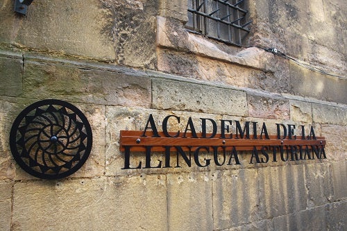 La Academia de la Llingua Asturiana y el Ayuntamiento de Gijón colaborarán en la normalización del asturiano La Academia de la Llingua Asturiana y el Ayuntamiento de Gijón colaborarán en la normalización del asturiano